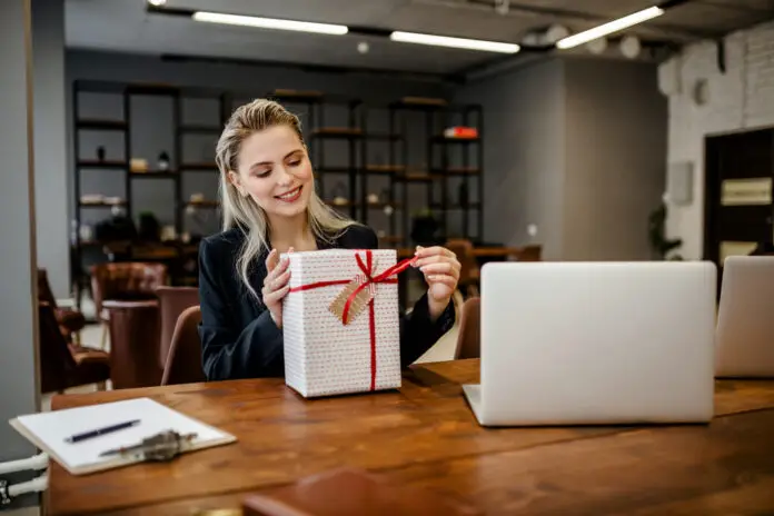Here Are Some Inexpensive Holidays Gift Ideas for Employees